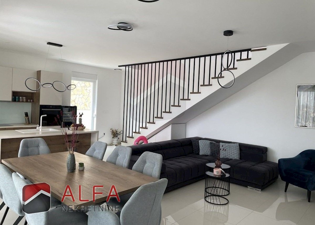 Croazia, Vodice – moderna casa di famiglia di nuova costruzione con piscina in vendita