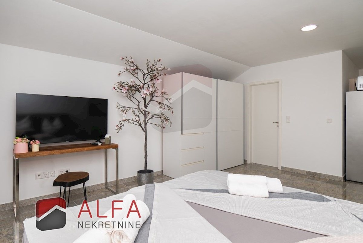 Croazia, centro di Vodice, casa indipendente con otto appartamenti completamente arredati in vendita