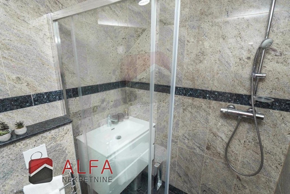 Croazia, centro di Vodice, casa indipendente con otto appartamenti completamente arredati in vendita