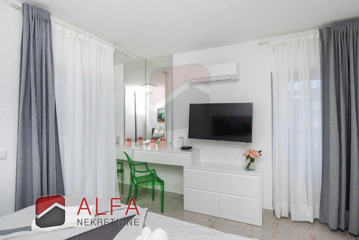 Croazia, centro di Vodice, casa indipendente con otto appartamenti completamente arredati in vendita