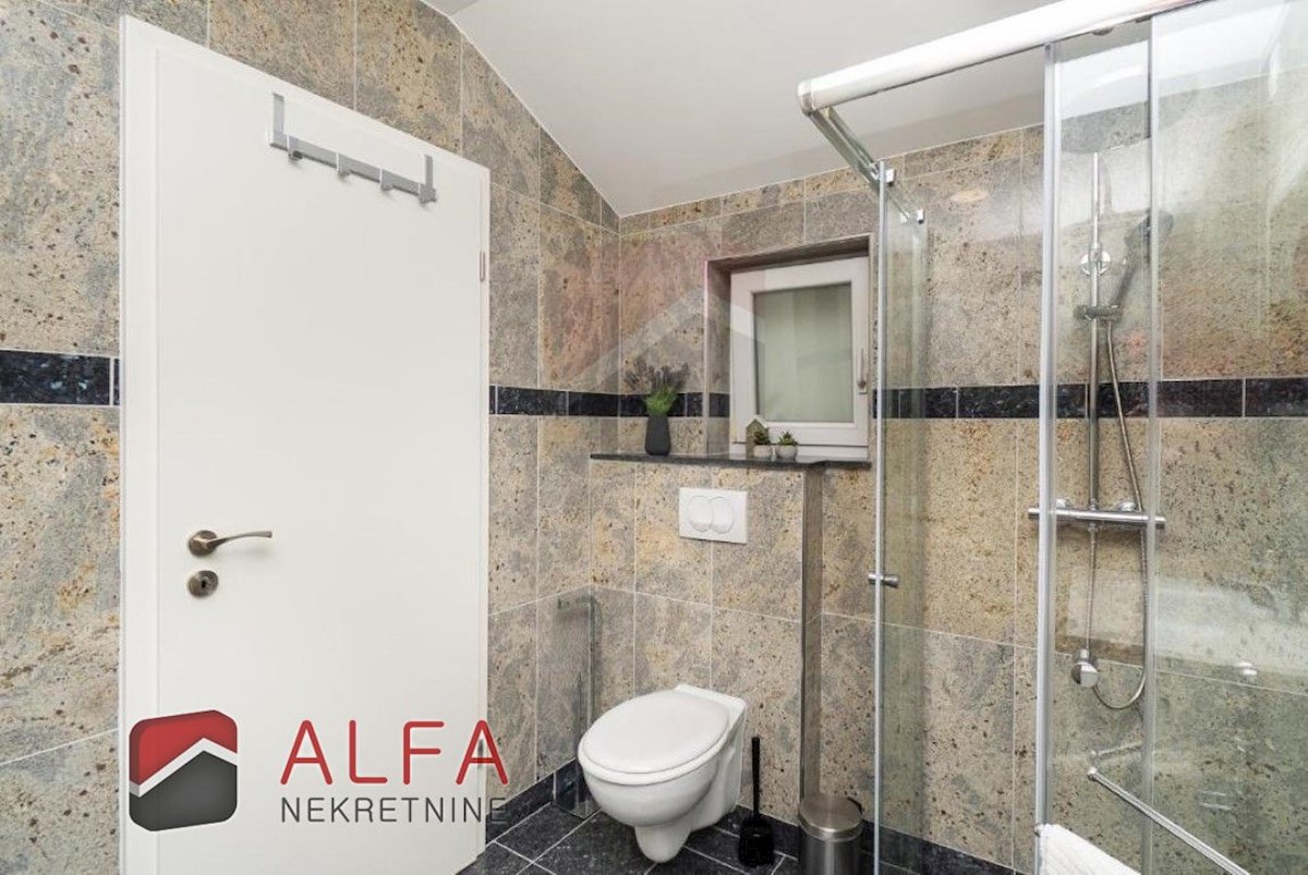 Croazia, centro di Vodice, casa indipendente con otto appartamenti completamente arredati in vendita