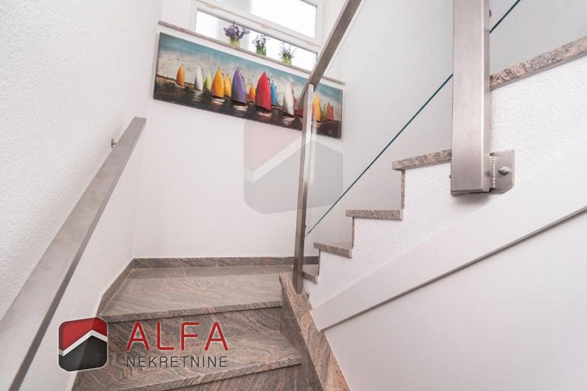 Croazia, centro di Vodice, casa indipendente con otto appartamenti completamente arredati in vendita