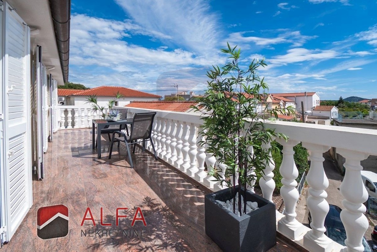 Croazia, centro di Vodice, casa indipendente con otto appartamenti completamente arredati in vendita