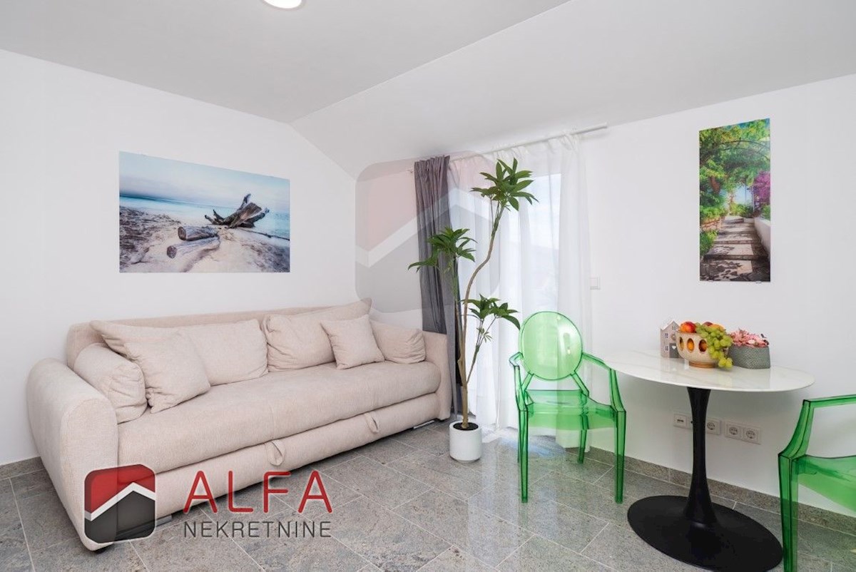 Croazia, centro di Vodice, casa indipendente con otto appartamenti completamente arredati in vendita