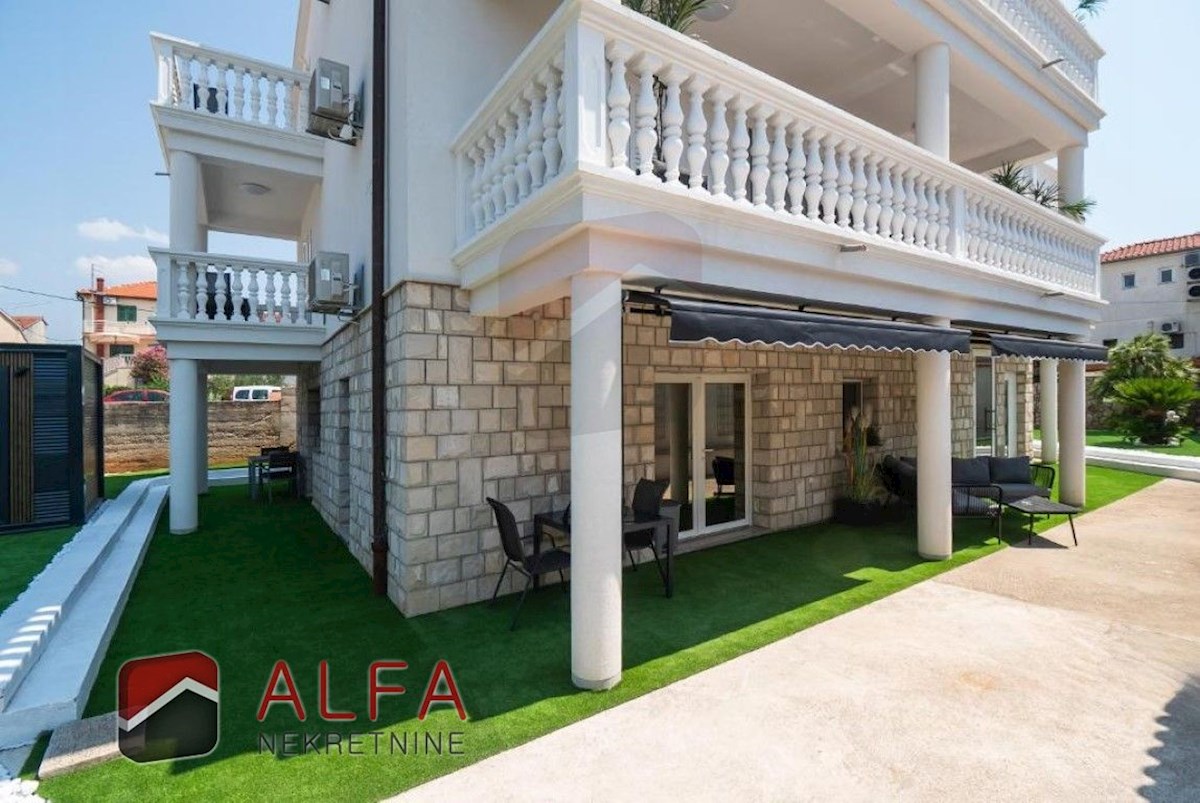 Croazia, centro di Vodice, casa indipendente con otto appartamenti completamente arredati in vendita