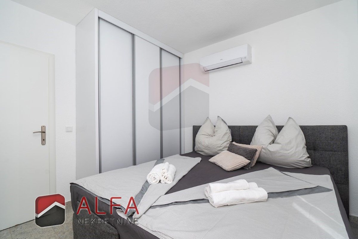 Croazia, centro di Vodice, casa indipendente con otto appartamenti completamente arredati in vendita