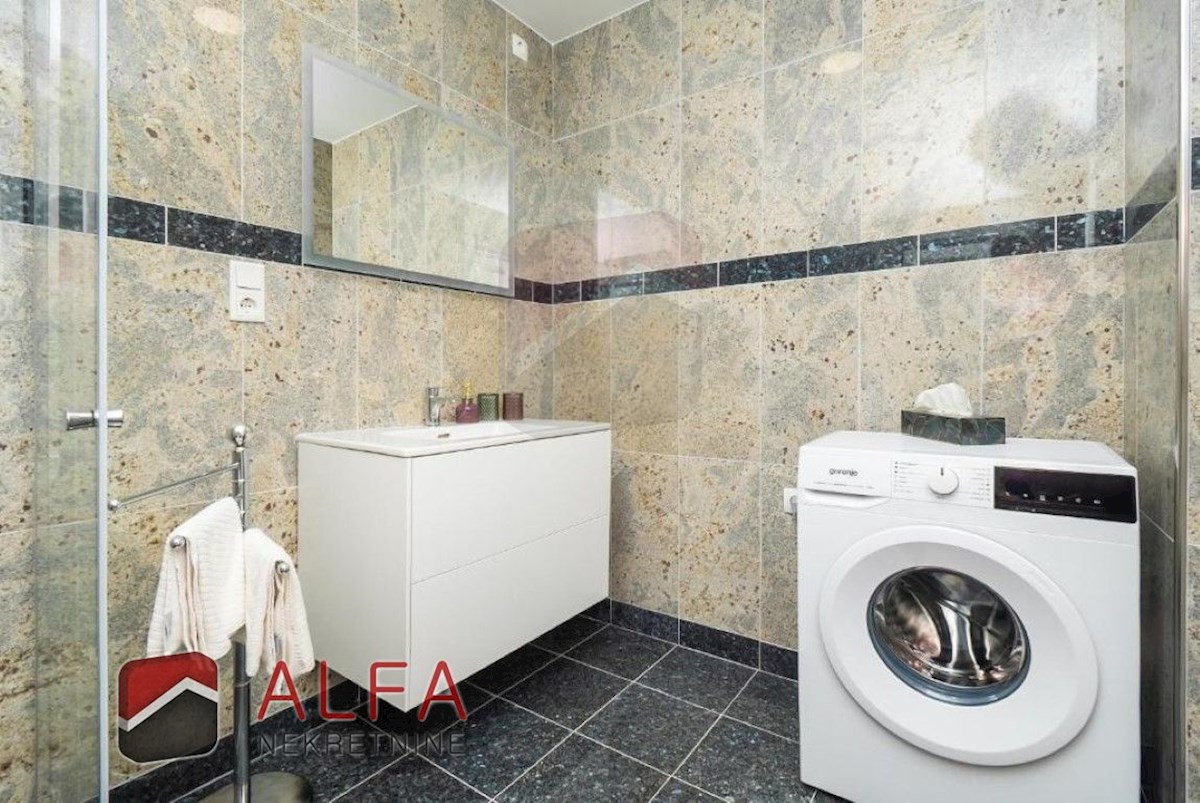 Croazia, centro di Vodice, casa indipendente con otto appartamenti completamente arredati in vendita