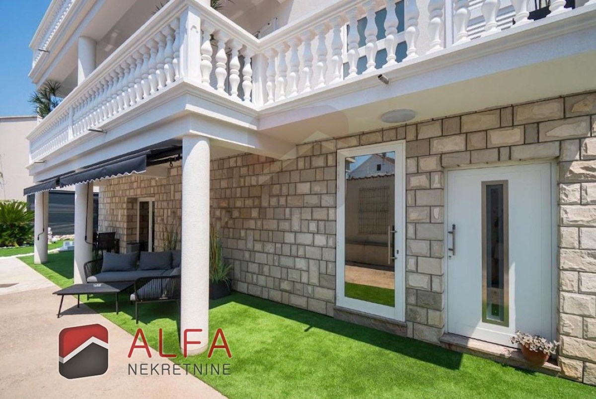 Croazia, centro di Vodice, casa indipendente con otto appartamenti completamente arredati in vendita