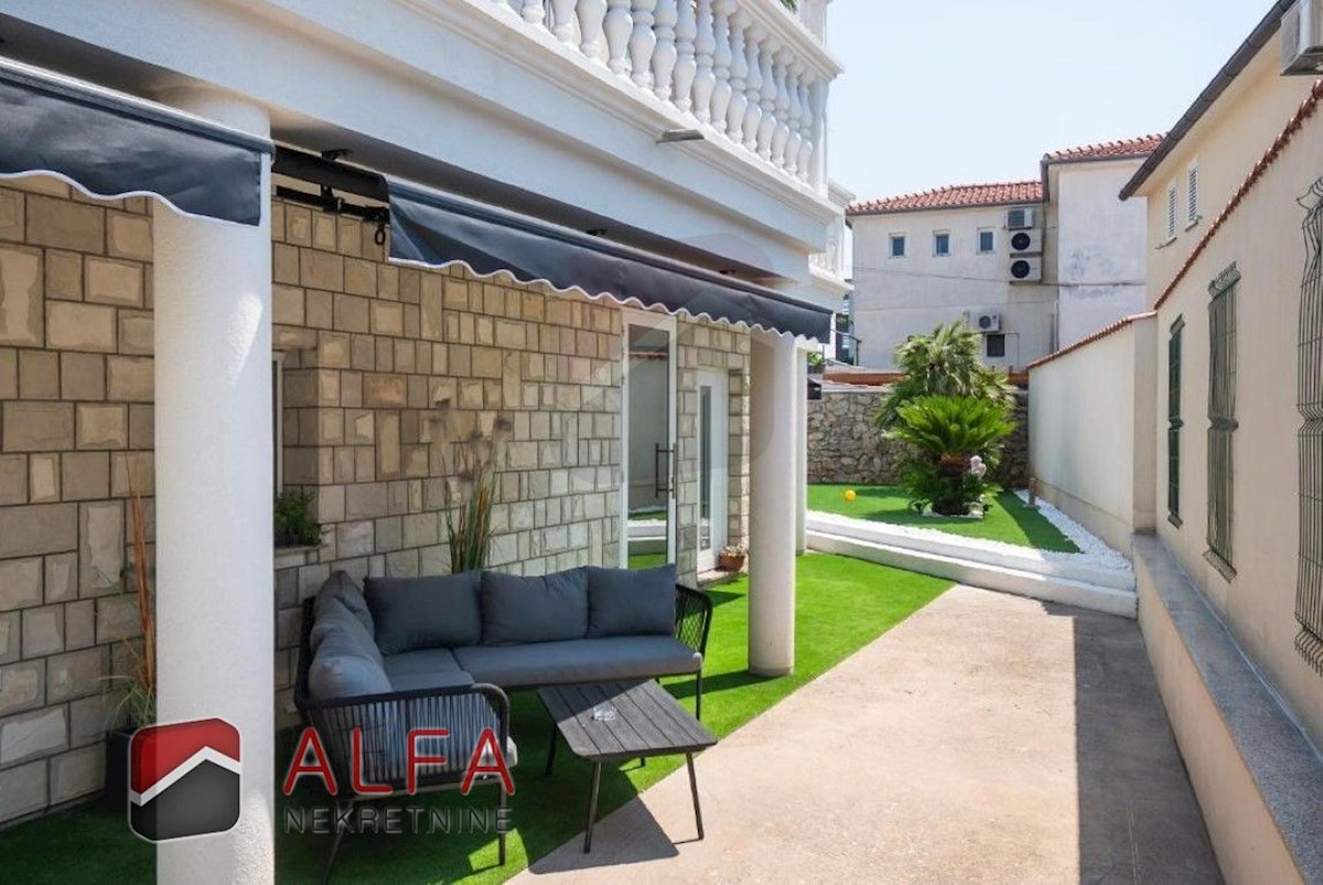 Croazia, centro di Vodice, casa indipendente con otto appartamenti completamente arredati in vendita