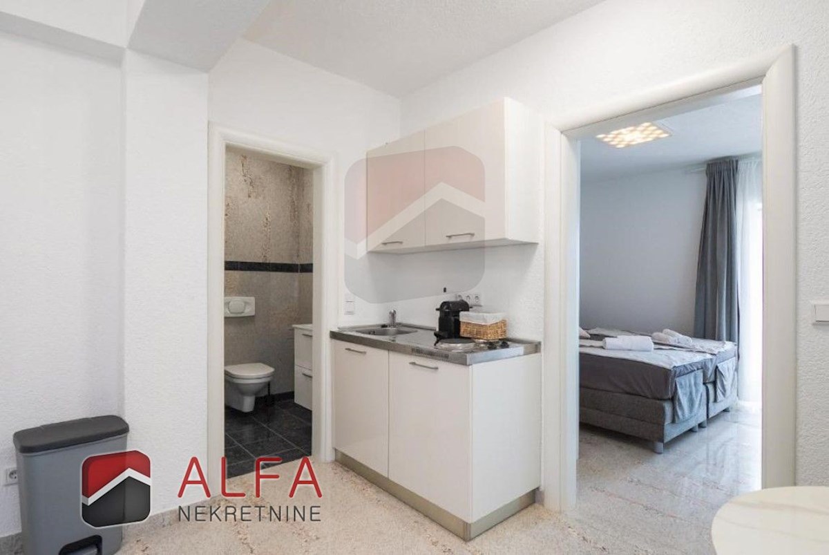 Croazia, centro di Vodice, casa indipendente con otto appartamenti completamente arredati in vendita