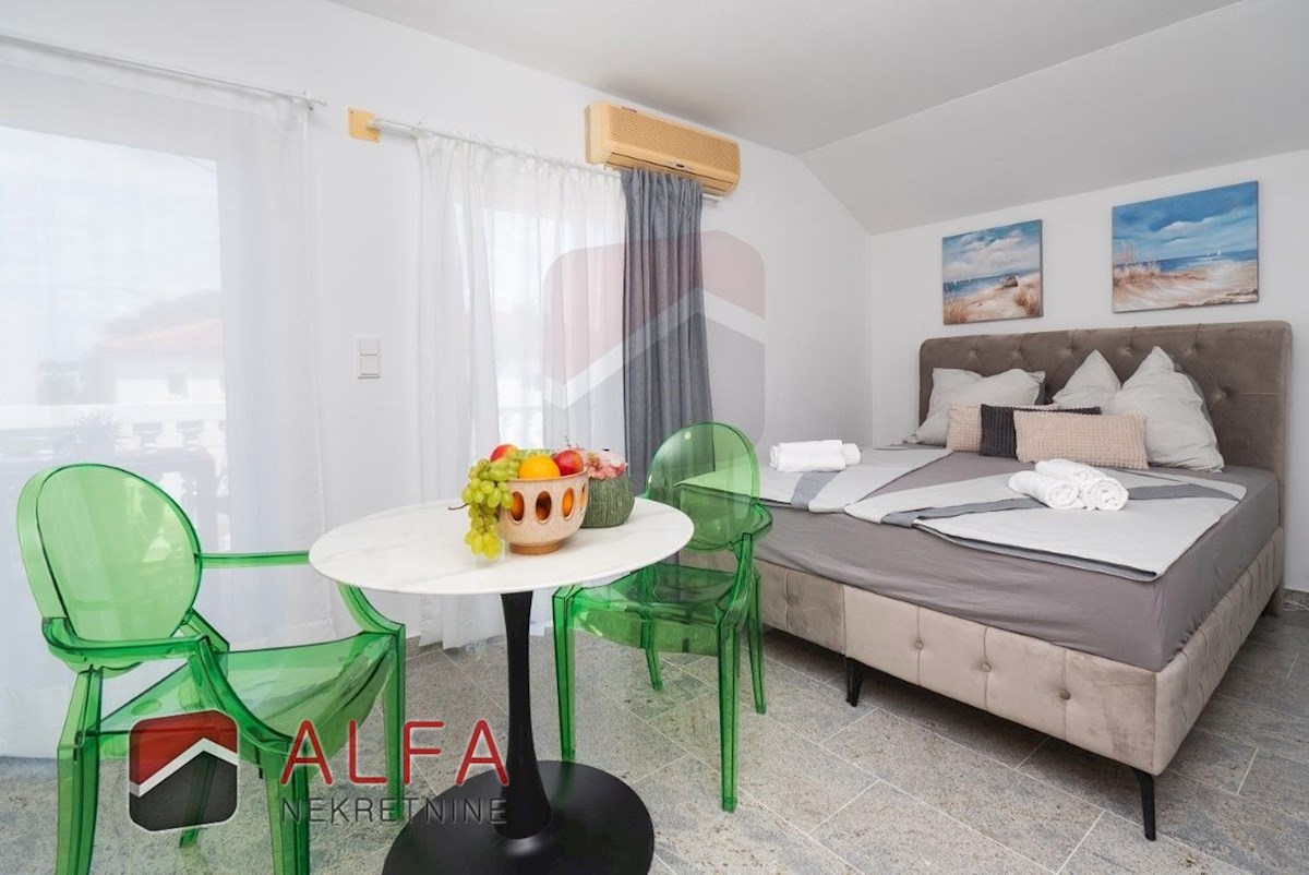 Croazia, centro di Vodice, casa indipendente con otto appartamenti completamente arredati in vendita