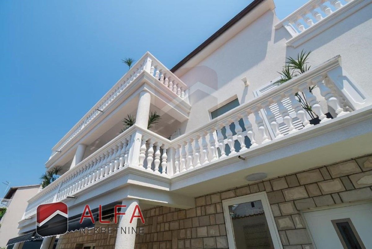 Croazia, centro di Vodice, casa indipendente con otto appartamenti completamente arredati in vendita