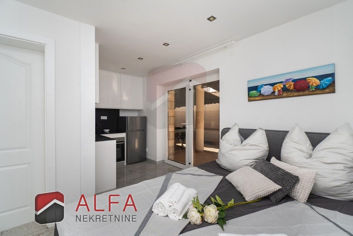 Croazia, centro di Vodice, casa indipendente con otto appartamenti completamente arredati in vendita