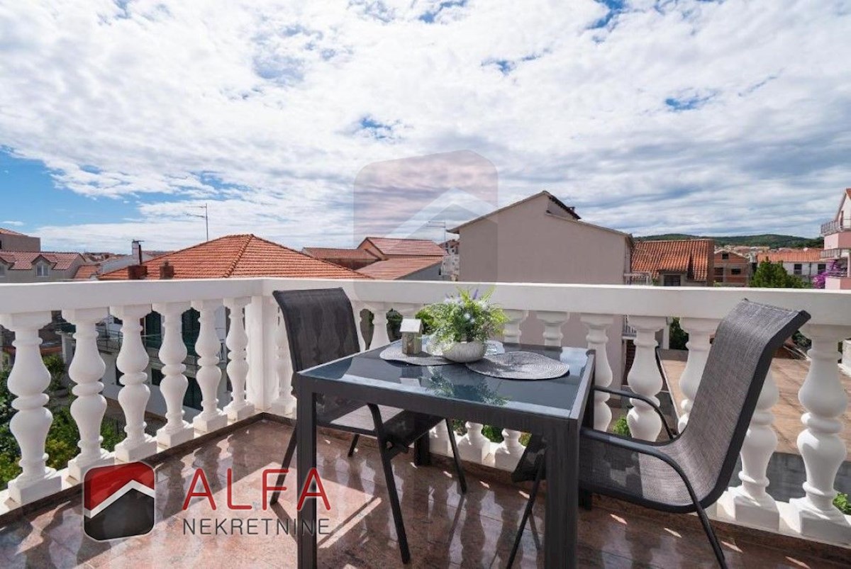 Croazia, centro di Vodice, casa indipendente con otto appartamenti completamente arredati in vendita