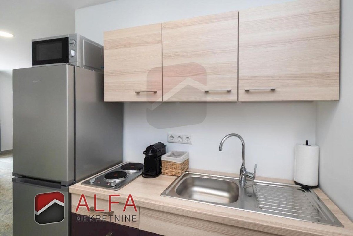 Croazia, centro di Vodice, casa indipendente con otto appartamenti completamente arredati in vendita