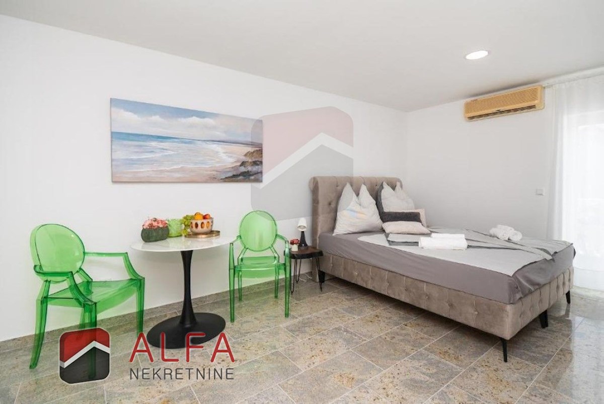 Croazia, centro di Vodice, casa indipendente con otto appartamenti completamente arredati in vendita