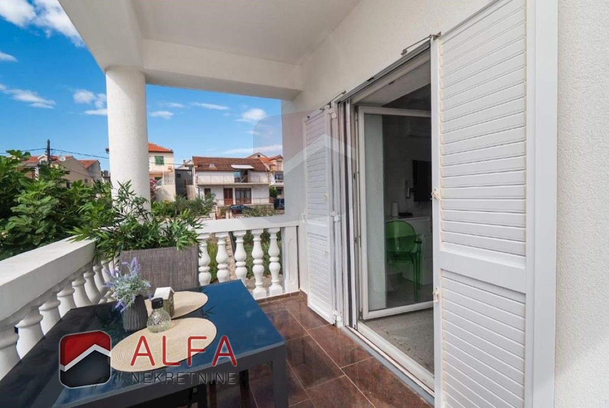 Croazia, centro di Vodice, casa indipendente con otto appartamenti completamente arredati in vendita