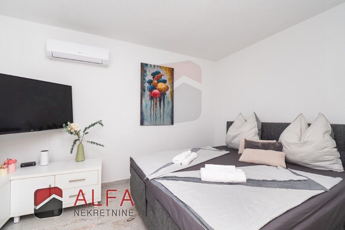 Croazia, centro di Vodice, casa indipendente con otto appartamenti completamente arredati in vendita