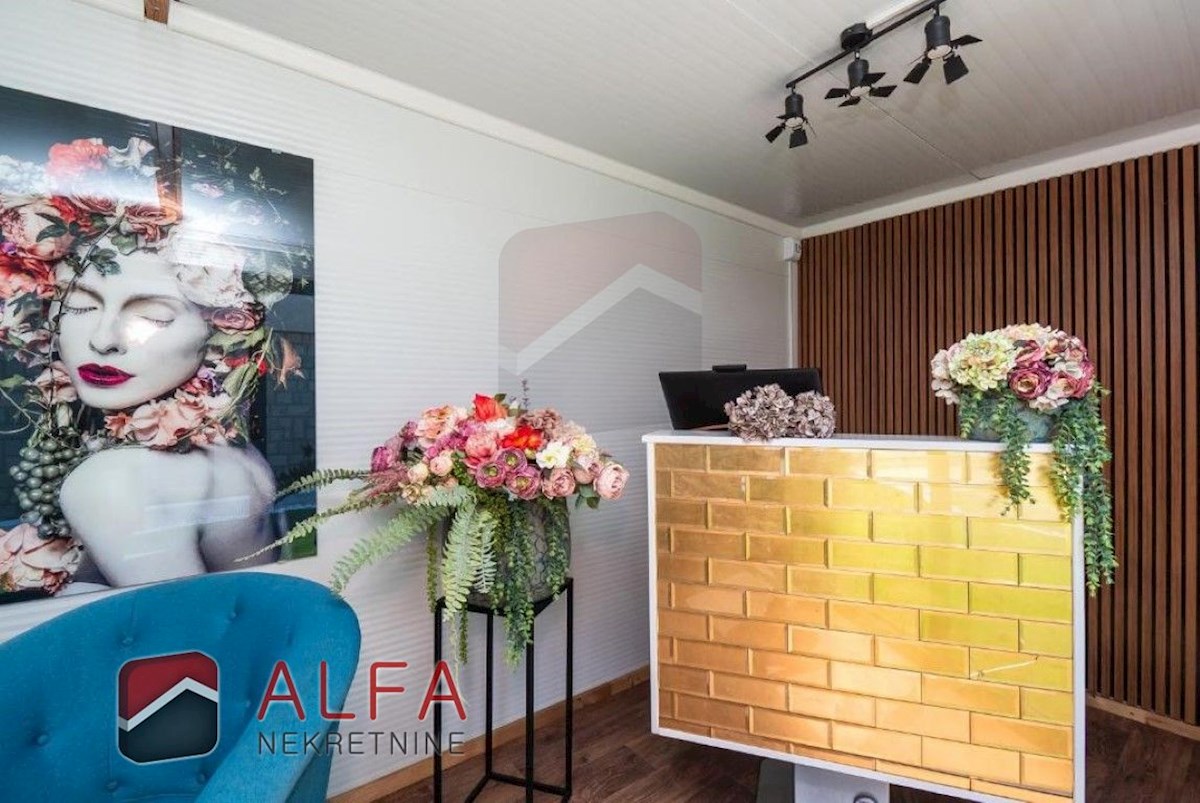 Croazia, centro di Vodice, casa indipendente con otto appartamenti completamente arredati in vendita