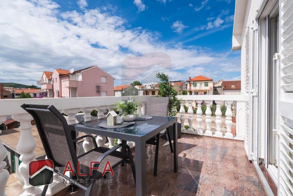 Croazia, centro di Vodice, casa indipendente con otto appartamenti completamente arredati in vendita