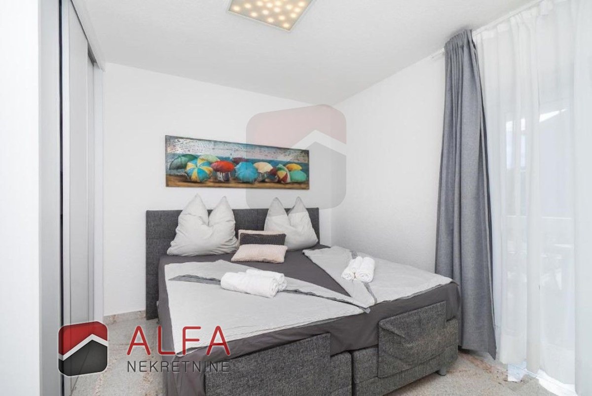 Croazia, centro di Vodice, casa indipendente con otto appartamenti completamente arredati in vendita