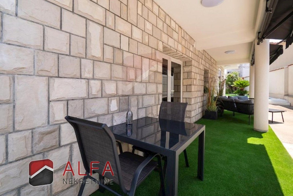 Croazia, centro di Vodice, casa indipendente con otto appartamenti completamente arredati in vendita