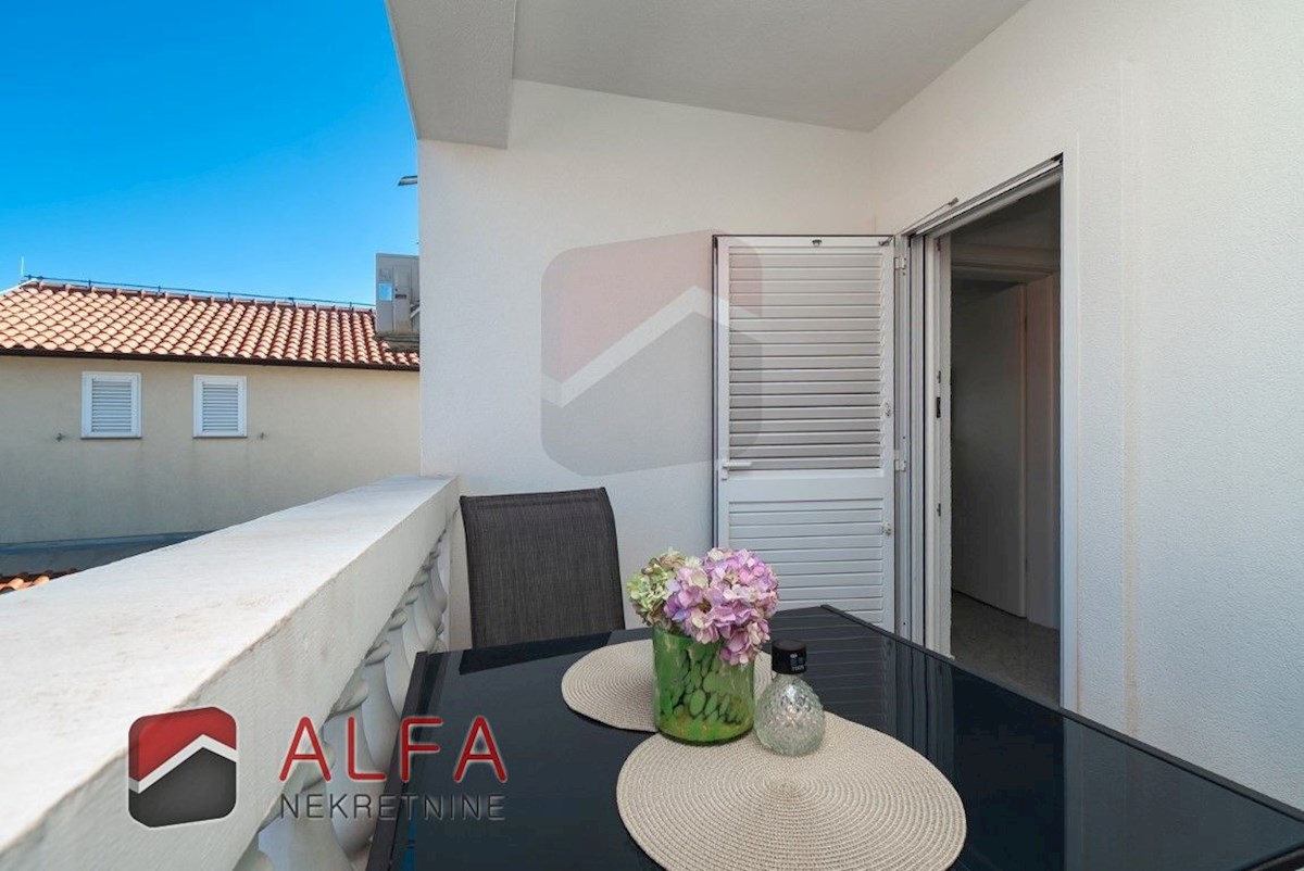 Croazia, centro di Vodice, casa indipendente con otto appartamenti completamente arredati in vendita