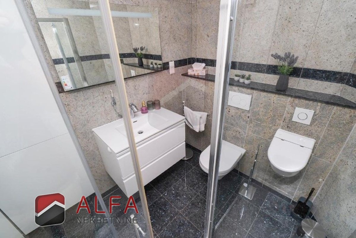 Croazia, centro di Vodice, casa indipendente con otto appartamenti completamente arredati in vendita