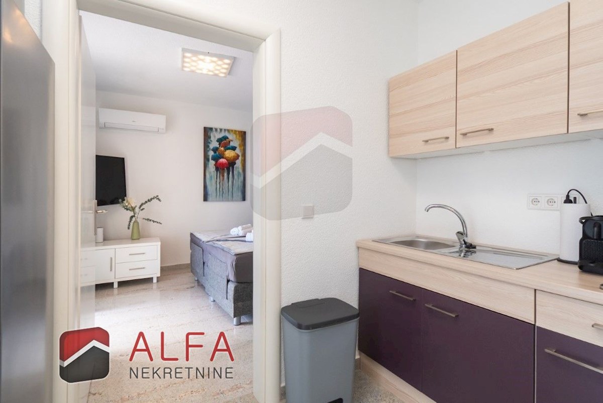 Croazia, centro di Vodice, casa indipendente con otto appartamenti completamente arredati in vendita