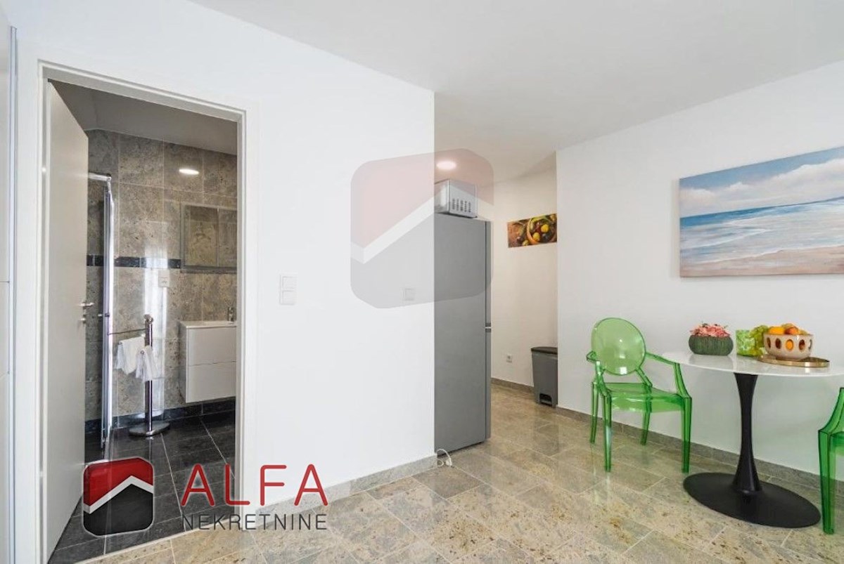 Croazia, centro di Vodice, casa indipendente con otto appartamenti completamente arredati in vendita