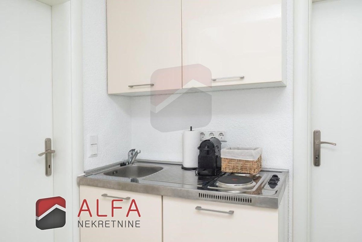 Croazia, centro di Vodice, casa indipendente con otto appartamenti completamente arredati in vendita