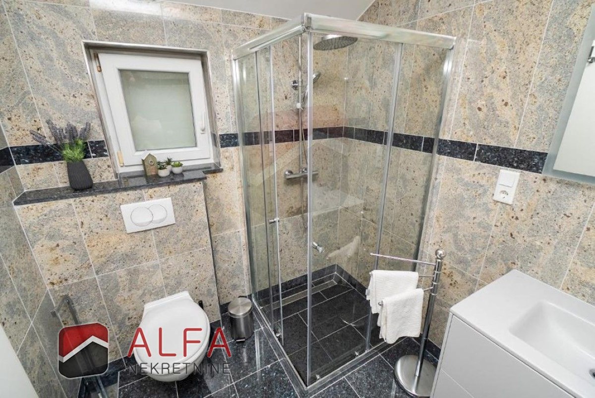 Croazia, centro di Vodice, casa indipendente con otto appartamenti completamente arredati in vendita