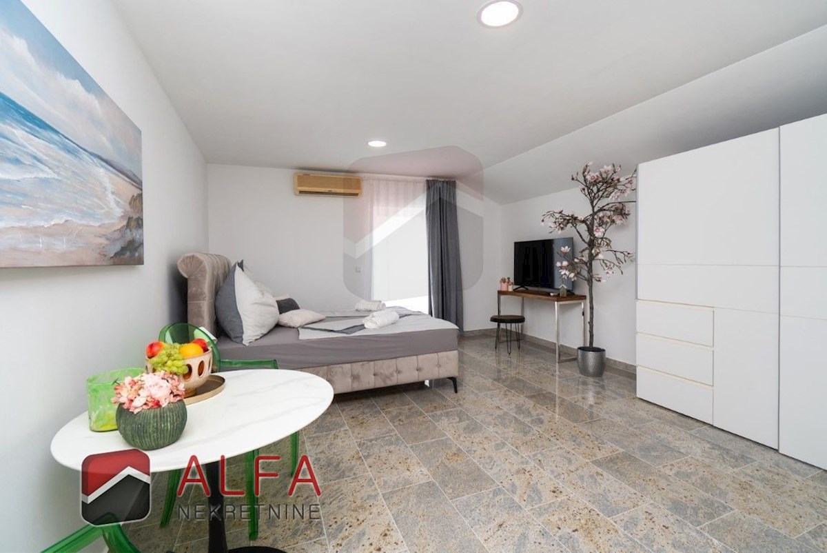 Croazia, centro di Vodice, casa indipendente con otto appartamenti completamente arredati in vendita