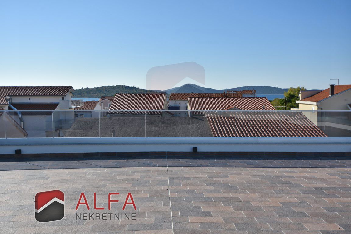 Croazia, Vodice, nuovo appartamento di lusso con terrazza sul tetto e vista mare in vendita