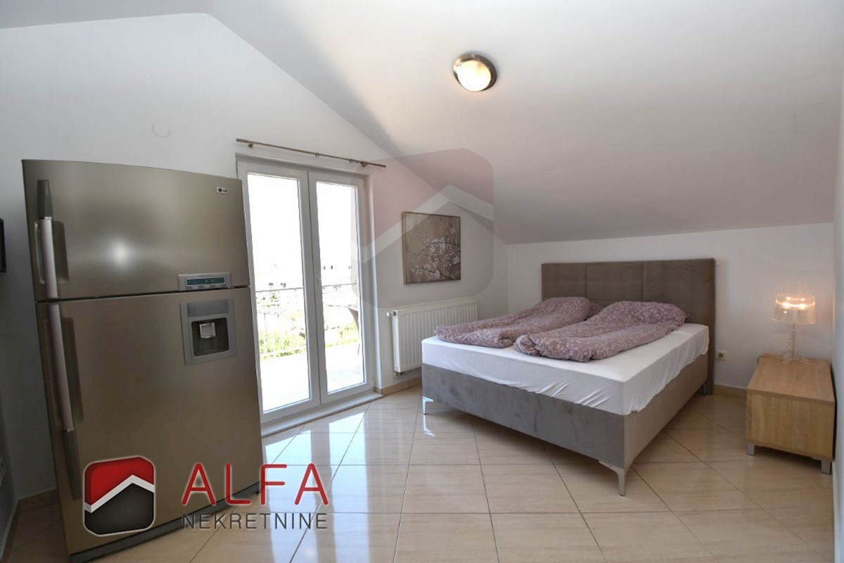 Croazia, Vodice centro, appartamento in vendita con tre camere da letto, vista mare, riscaldamento centralizzato