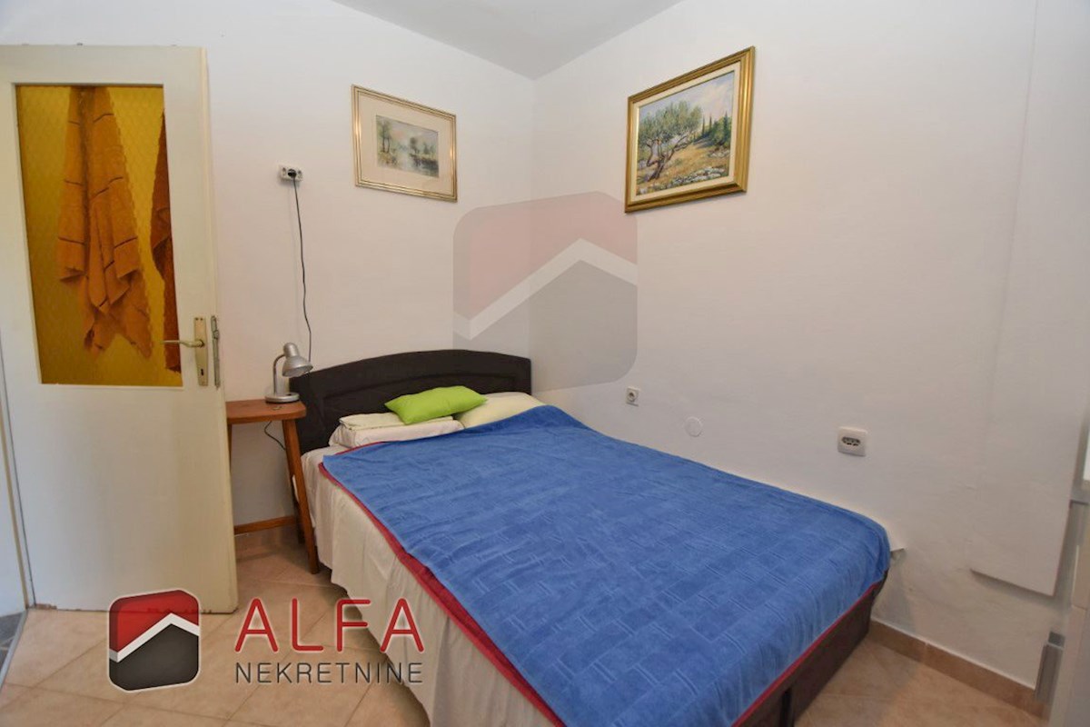 Croazia, Vodice, casa indipendente in vendita, con appartamenti e cortile, vicino al mare