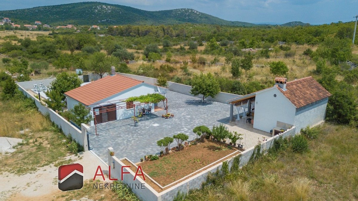 Zona di Vodice, Gaćelezi, vendesi piccola casa a un piano con garage e piscina