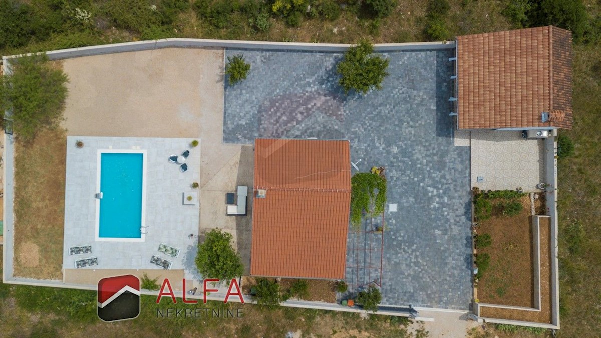 Zona di Vodice, Gaćelezi, vendesi piccola casa a un piano con garage e piscina