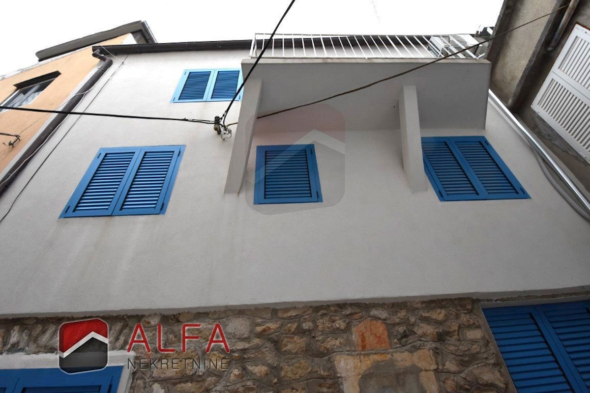 Croazia, centro di Vodice, casa a schiera a tre piani in vendita