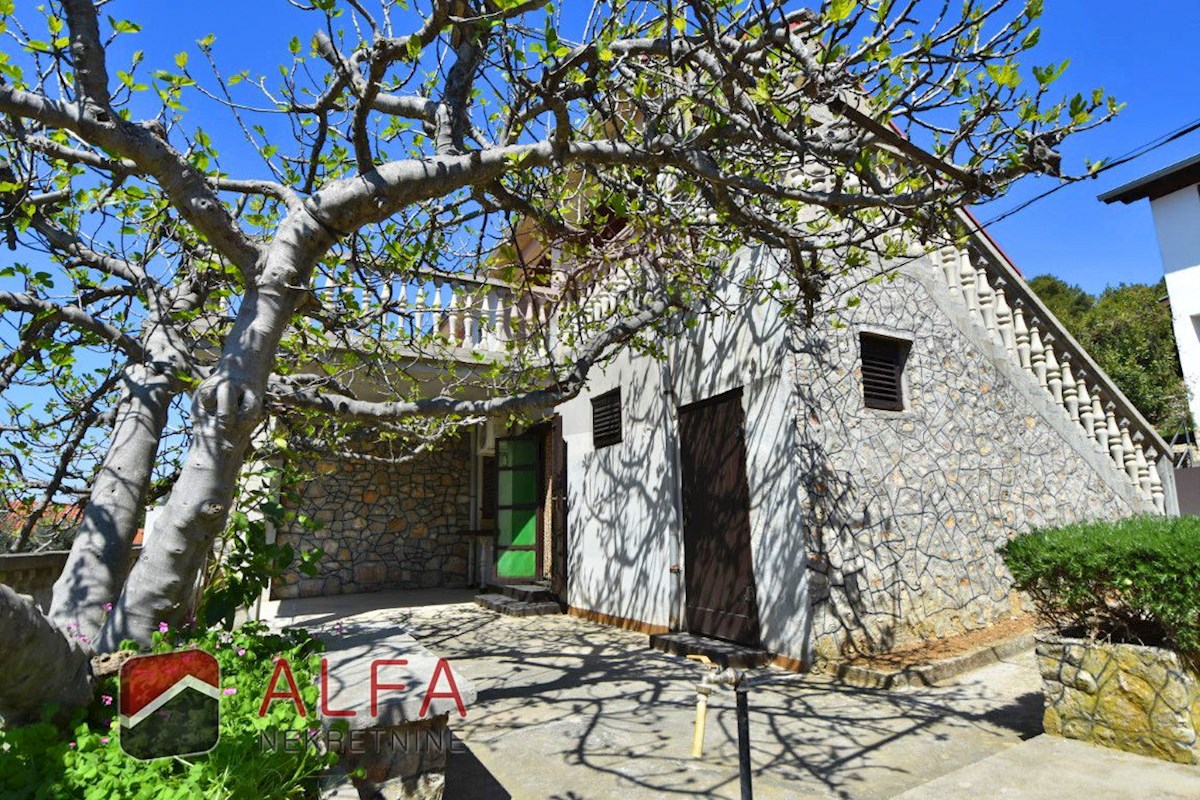 Croazia, Isola di Prvić, Prvić Luka, casa familiare in vendita con giardino e vista mare