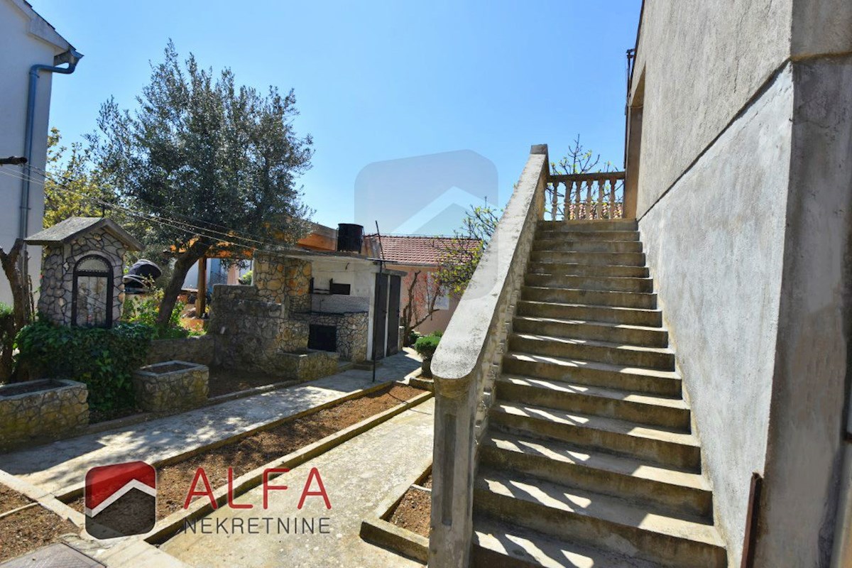Croazia, Isola di Prvić, Prvić Luka, casa familiare in vendita con giardino e vista mare