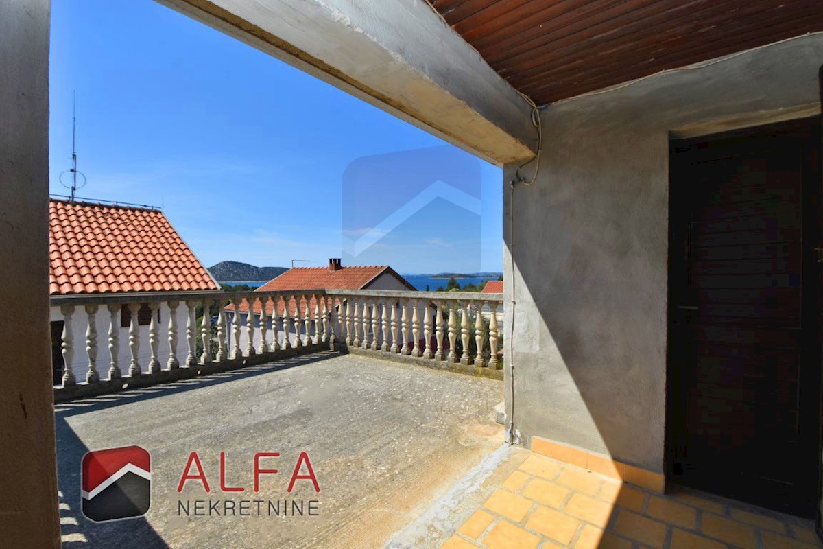 Croazia, Isola di Prvić, Prvić Luka, casa familiare in vendita con giardino e vista mare