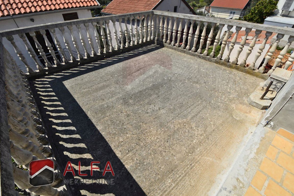 Croazia, Isola di Prvić, Prvić Luka, casa familiare in vendita con giardino e vista mare