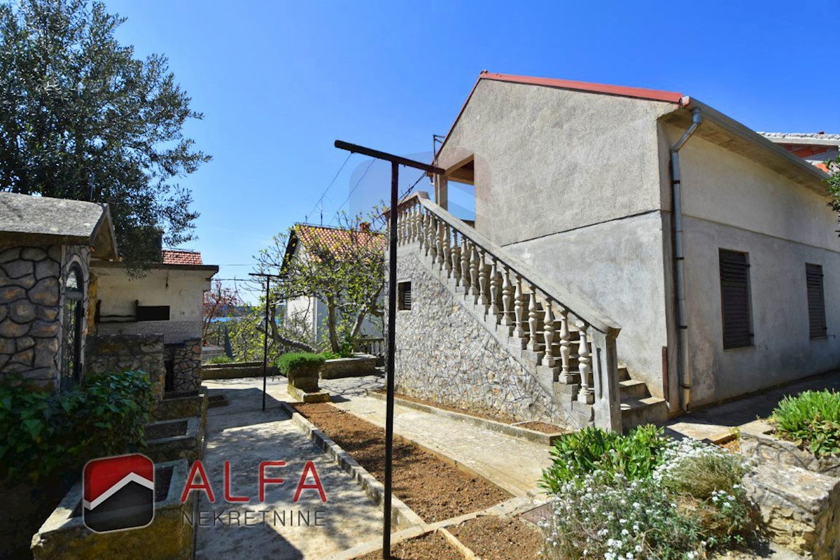 Croazia, Isola di Prvić, Prvić Luka, casa familiare in vendita con giardino e vista mare