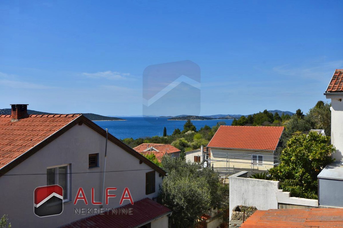 Croazia, Isola di Prvić, Prvić Luka, casa familiare in vendita con giardino e vista mare