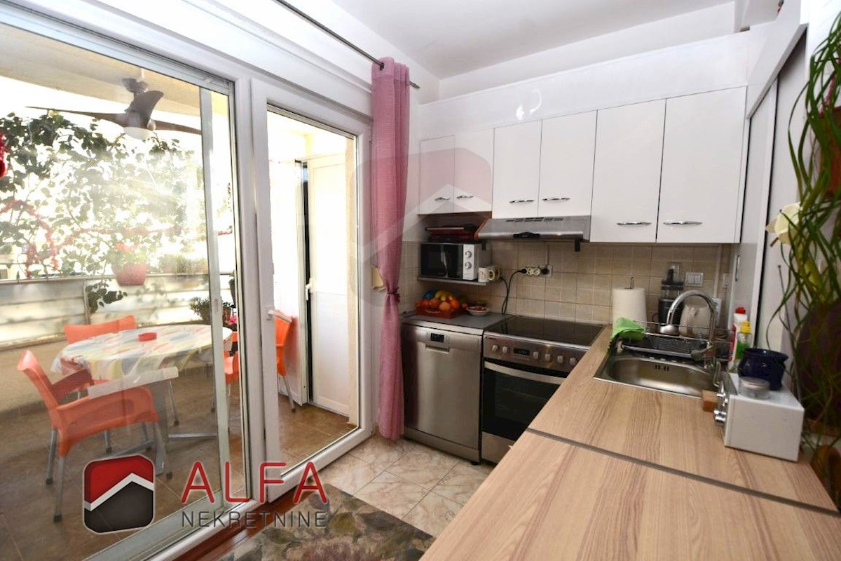 Croazia, Vodice – appartamento arredato al piano terra in vendita