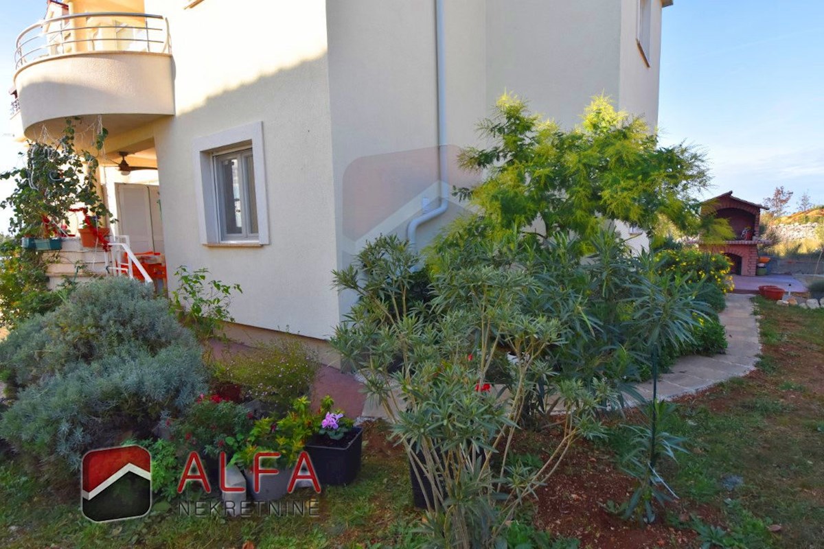 Croazia, Vodice – appartamento arredato al piano terra in vendita