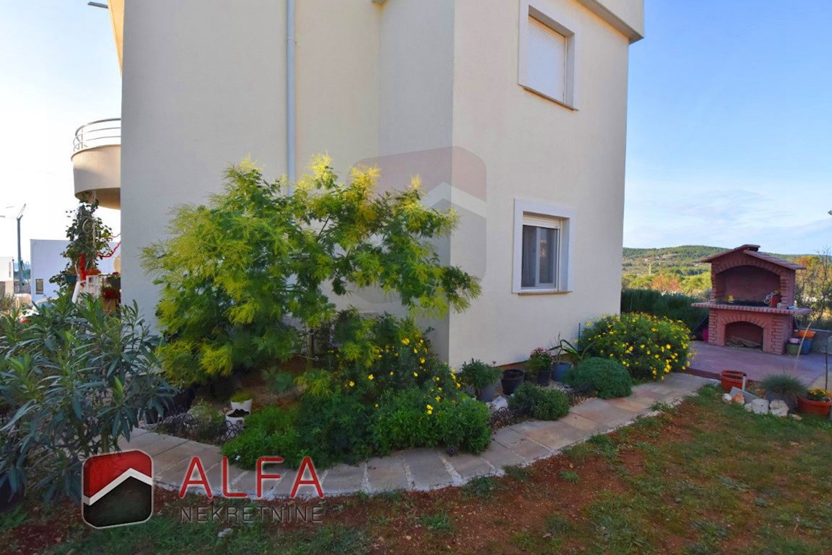 Croazia, Vodice – appartamento arredato al piano terra in vendita