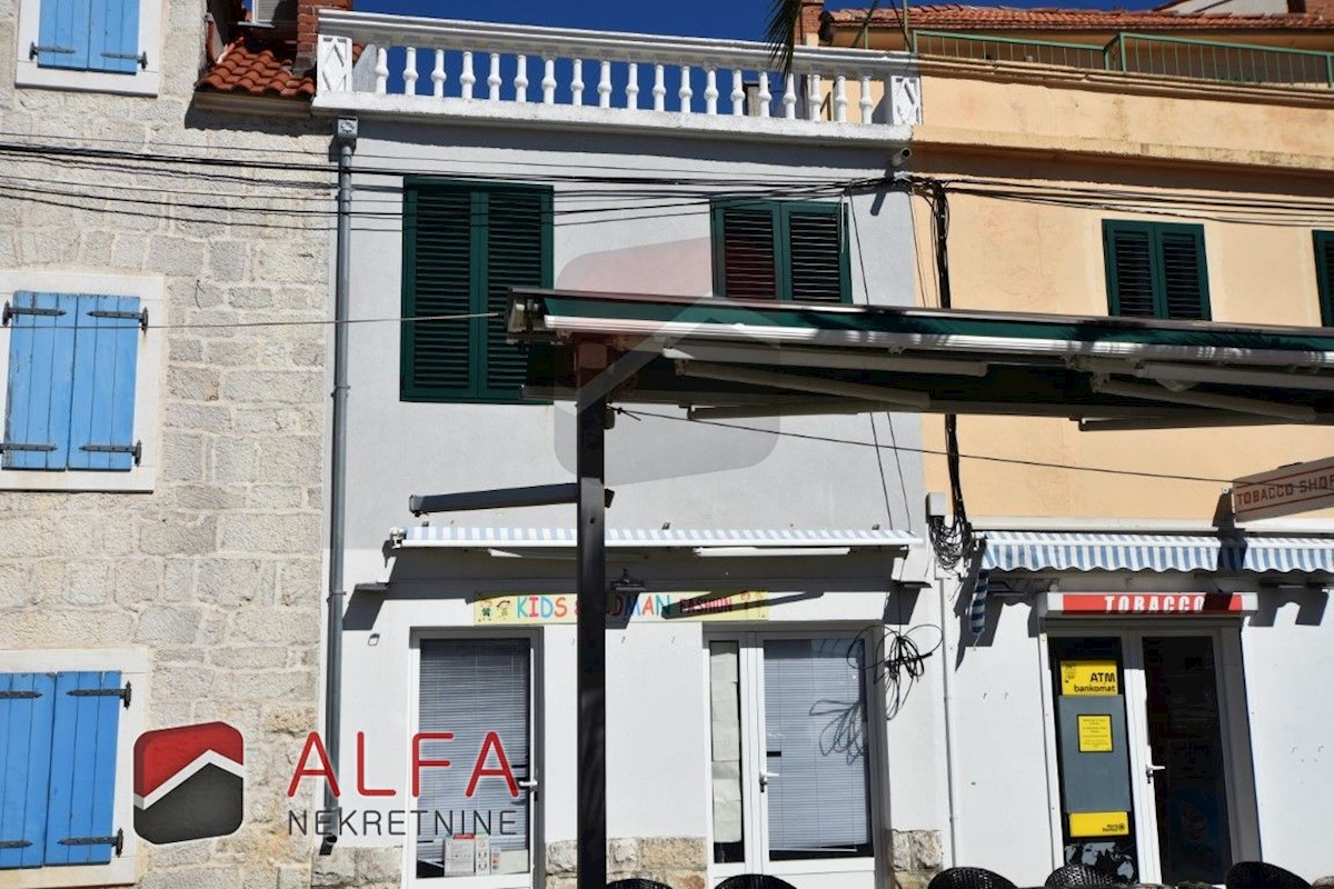 Croazia, centro di Vodice, in vendita è una grande casa da ristrutturare in una posizione eccellente con vista sul mare