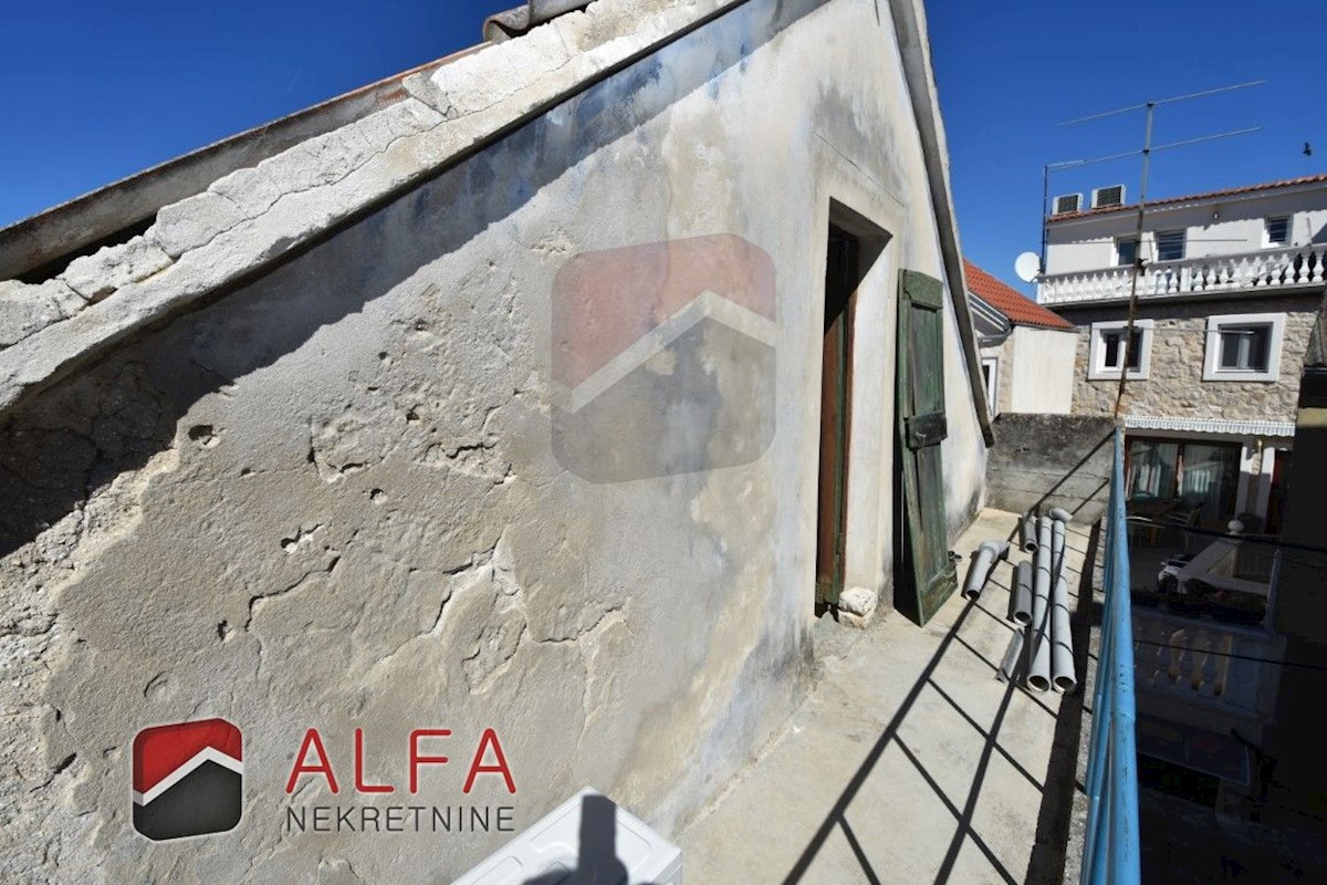 Croazia, centro di Vodice, in vendita è una grande casa da ristrutturare in una posizione eccellente con vista sul mare